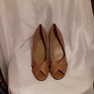 Sz 8.5M Aerosoles Daze Tan Pumps Peep Toes EUC